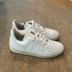 Veja V-12 sneakers in Extra White size 8W